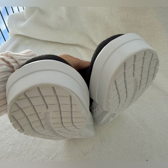 OOFOS OOmega Chukka Size 9.5 Sneaker Black Mesh Recovery Comfort Shoe EUC - Picture 5 of 14